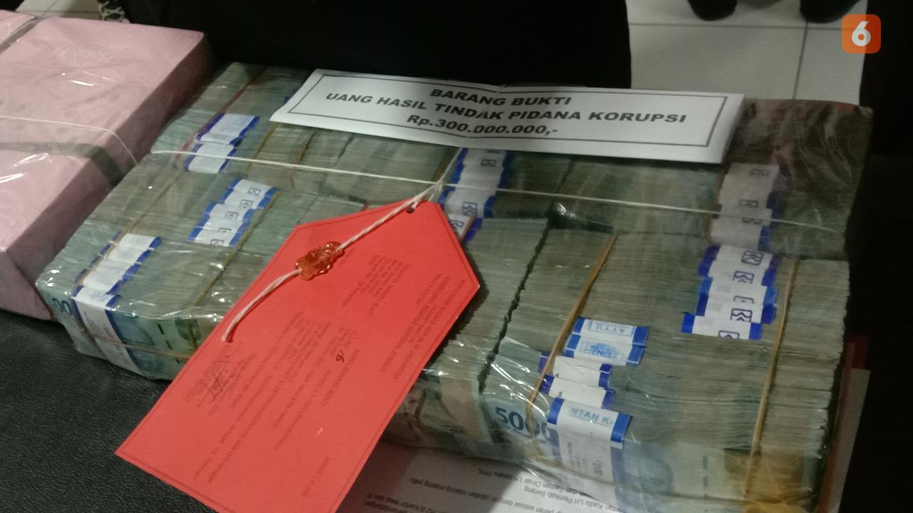 Barang Bukti Sisa Uang Hasil Korupsi Di Pemkab Serang. (Senin, 30/05/2022). (Liputan6.com/Yandhi Deslatama).