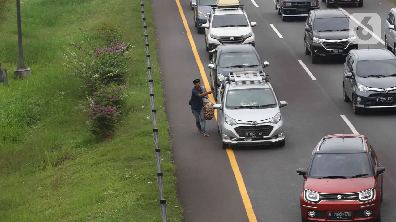 Mengais Rezeki dari Kemacetan di Tol Cipali