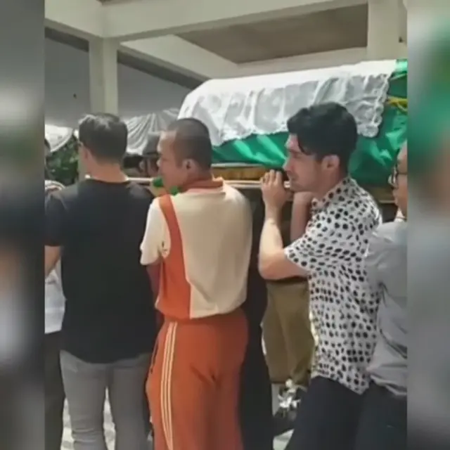 Reza Rahadian usung keranda jenaza Ashraf Sinclair. (Foto: Instagram @lambe_turah)