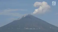 Asap tebal keluar dari puncak kawah Gunung Agung terlihat dari kawasan Amed, Karangasem, Bali, Kamis (7/12). Sepekan terakhir, aktivitas kawah Gunung Agung mulai tampak tenang, meskipun masih dalam status Awas. (Liputan6.com/Immanuel Antonius)