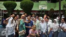 Ketua MPR Zulkifli Hasan selfie bersama pengajar dan siswa SMAN 68, Jakarta, Jumat (19/8). Kedatangan Zulkifli dalam rangka sosialisasi bahaya penyalahgunaan narkoba. (Liputan6.com/Johan Tallo) 
