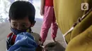 Seorang anak menerima vaksin booster COVID-19 di Taman Pemuda Pratama, Depok, Jawa Barat, Kamis (7/4/2022). Bagi warga yang sudah vaksin dua kali masih perlu tes antigen, dan yang sudah vaksin booster lengkap tidak perlu tes apa-apa. (Liputan6.com/Johan Tallo)