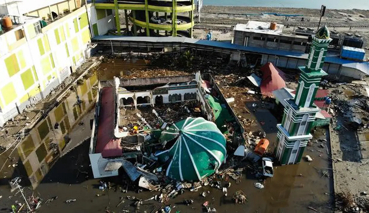 Pandangan udara memperlihatkan sebuah masjid runtuh, Palu, Sulawesi Tengah, Senin (1/10). Gelombang setinggi lima meter menghantam daratan Donggala dan Palu sehingga menghancurkan bangunan dan menghanyutkan kendaraan. (JEWEL SAMAD/AFP)