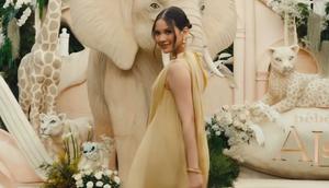 Alyssa Daguise menggunakan perhiasan dari mewah dari Tiffany & Co. (dok. Tangkapan Layar Instagram @alyssadaguise/https://www.instagram.com/reel/DSkKFvlEhjm/?igsh=MTVhamw2M2V5OWE0Yg==/Salsa Nur Fadillah)