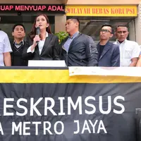 Pesinetron dan penyanyi senior Nafa Urbach mengapresiasi kerja kepolisian terkait pengungkapan kasus pelecehan terhadap putrinya, Mikhaela. Pelakunya kini sudah diamankan di Polda Metro Jaya. (Adrian Putra/Bintang.com)