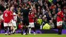 Wasit Andre Marriner memberikan kartu merah kepada pemain Manchester United Casemiro (kanan) saat melawan Crystal Palace pada pertandingan sepak bola Liga Inggris di Stadion Old Trafford, Manchester, Inggris, 4 Februari 2023. Manchester United mengalahkan Crystal Palace dengan skor 2-1. (AP Photo/Dave Thompson)