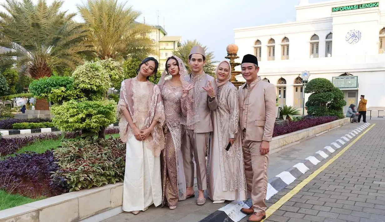 Tak tanggung-tanggung, Naura juga tampil totalitas saat memerankan dirinya menikah dengan padu padan rok batik dan selendang yang serasi dengan keseluruhan penampilannya. [Foto: Instagram/naura.ayu]