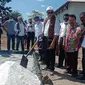 Foto: Gubernur NTT, Viktor Laiskodat saat mengunjungi Rumah produksi garam konsumsi beryodium milik KSP Kopdit Pintu Air, di Desa Nangahale, Kecamatan Talibura, Kabupaten Sikka (Liputan6.com/Dion)