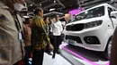 <p>Presiden Joko Widodo atau Jokowi (tengah) melihat mobil listrik Esemka Bima EV saat mengunjungi pameran Indonesia International Motor Show (IIMS) di JIExpo, Kemayoran, Jakarta, Kamis (16/2/2023). Jokowi resmi membuka IIMS 2023. (ADEK BERRY/AFP)</p>