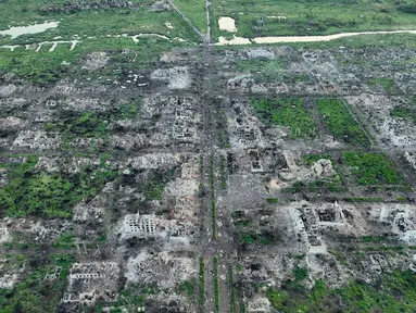 Bangunan perumahan rata dengan tanah dan kawah peluru terlihat pada pemandangan udara Maryinka, kota timur tempat pertempuran terberat dengan pasukan Rusia terjadi di wilayah Donetsk, Ukraina, Kamis (11/5/2023). (AP Photo/Libkos)