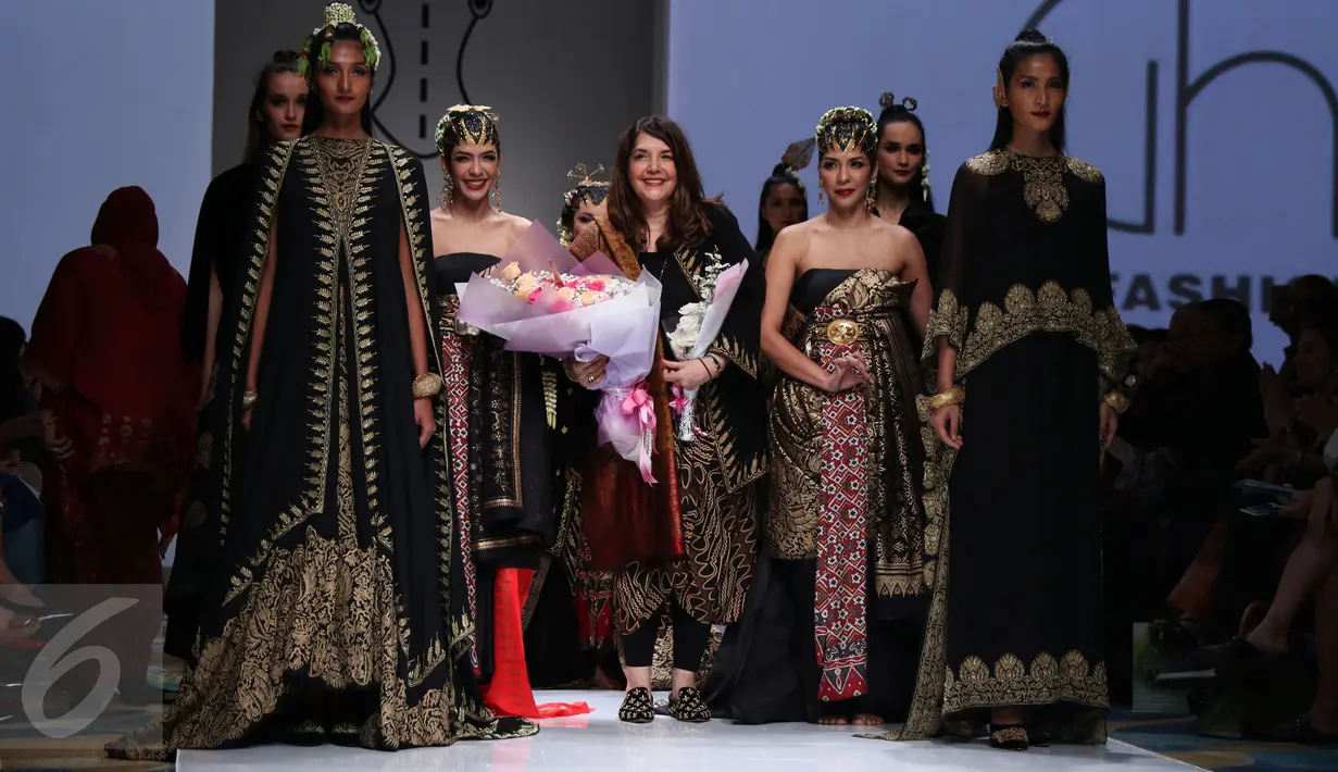 Ghea Panggabean diantara model yang mengenakan busana rancangannya di  Ikatan Perancang Mode Indonesia (IPMI) Trend Show 2017, Jakarta, Selasa (8/11). Ghea memadukan Budaya Sumatra dan Jawa dalam rancangannya kali ini. (Liputan6.com/Gempur M Surya)