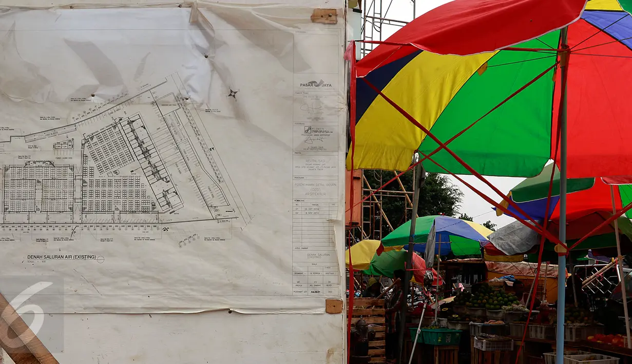 Denah saluran air terpampang di lokasi revitalisasi, Pasar Kramatjati, Jakarta, (23/10/2015). Dalam revitalisasi ini bangunan induk tidak dibongkar, hanya instalasi listrik, atap, rolling door, dan saluran air yang diperbaiki. (Liputan6.com/Yoppy renato)