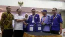 Sekjen Partai Demokrat Hinca Panjaitan (ketiga kanan) berjabat tangan dengan Komisioner KPU Viryan (kedua kiri) saat menyerahkan berkas pendaftaran bakal caleg di KPU, Jakarta, Selasa (17/7). (Liputan6.com/Johan Tallo)