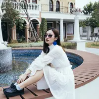 Gadis berambut panjang yang cantik mengenakan gaun putih. (depositphotos.com/theshots.contributor@gmail.com)