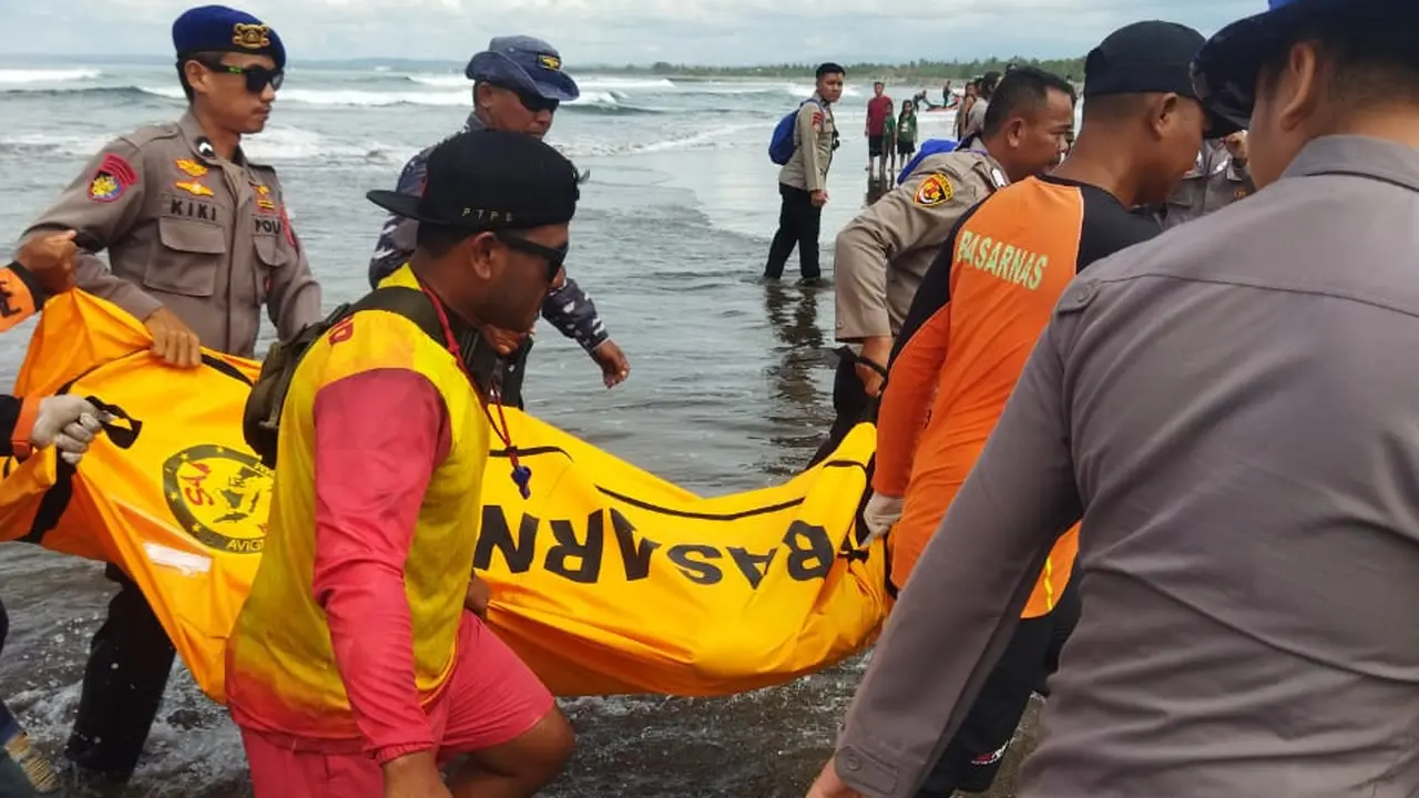 Dede Sulaiman (15) pengunjung asal kota Dodol Garut, Jawa Barat yang tenggelam di Pos 5 Pantai Barat wisata Pangandaran, berhasil ditemukan sekitar 2 kilometer (Km) dari lokasi kejadian. (Liputan6.com/Jayadi Supriadin)