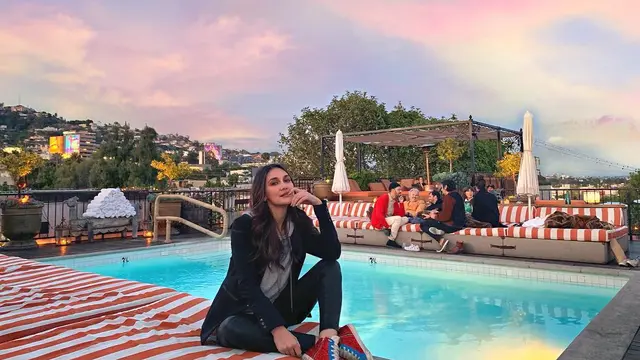 9 Gaya Luna Maya saat Pakai Sepatu Sneakers yang Stylish dan Kasual