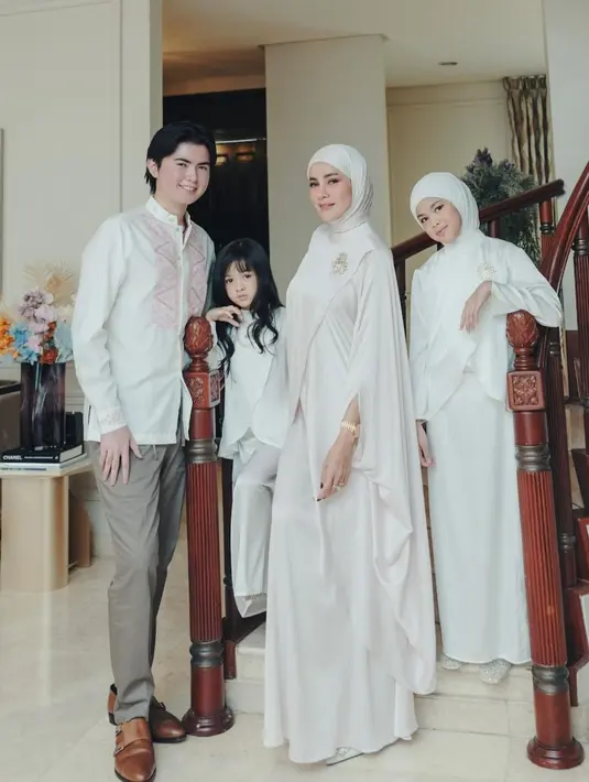 Olla Ramlan juga tampil super elegan mengenakan gamis satin putih. Penampilan Olla Ramlan semakin sempurna dengan padu padan hijab putih polos yang serasi. [Foto: Instagram/ollaramlan]