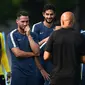 Para pemain Inter Milan mendengarkan intruksi pelatih Luciano Spalletti selama sesi latihan di Appiano Gentile, utara Milan (17/9). Inter akan bertanding melawan wakil Inggris Tottenham Hotspur pada grup B Liga Champions. (AFP Photo/Miguel Medina)