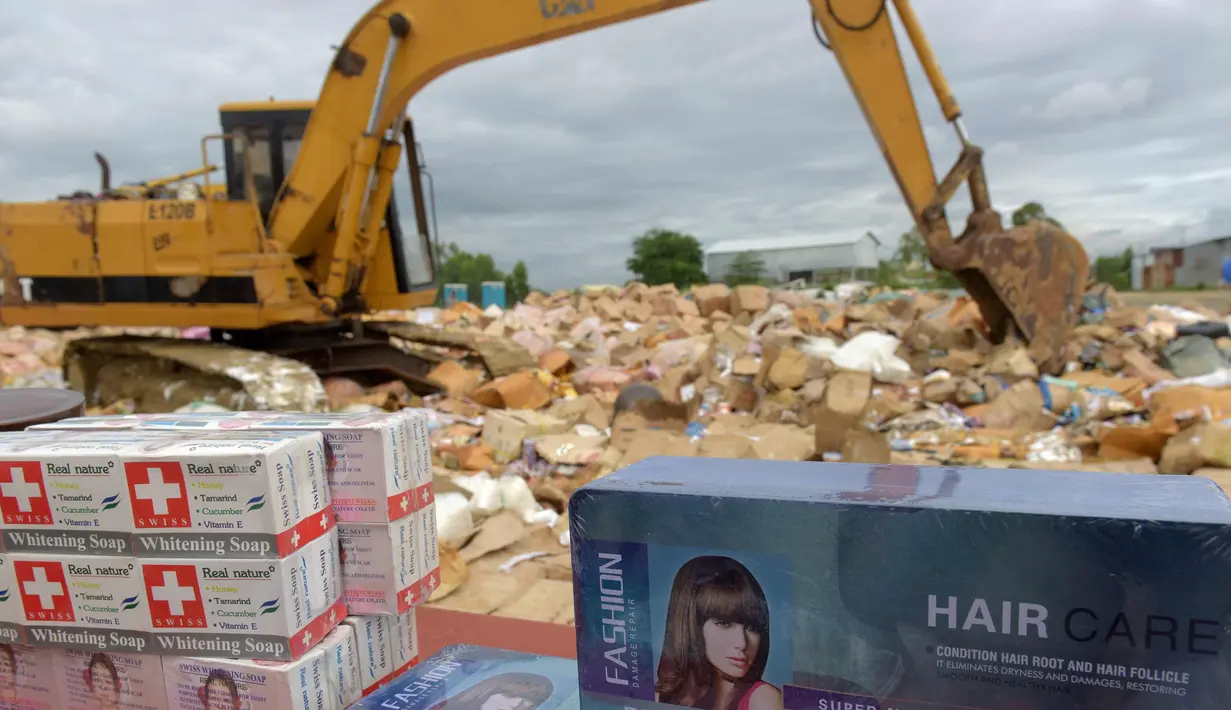 Produk kosmetik palsu terlihat sebelum dimusnahkan di Phnom Penh, Kamboja (3/10). Pada bulan Mei, pihak berwenang Kamboja menyita 68 ton produk kosmetik palsu yang dibuat di negara-negara seperti Jepang dan Korsel. (AFP Photo/Tang Chhin Sothy)