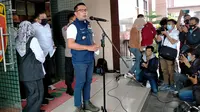 Gubernur Jawa Barat Ridwan Kamil usai menjalani pemeriksaan di Mapolda Jabar mengenai kasus kerumunan acara Megamendung Rizieq Shihab. (Liputan6.com/ Huyogo)