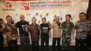 Ketua Bawaslu Abhan (tengah), Panglima TNI Hadi Tjahjanto (kedua kanan), Mendagri Tjahjo Kumolo (kanan) dan Komisioner KPU Ilham Saputra (kedua kiri) usai cap tangan Deklarasi untuk Pilkada 2018 Berintegritas, Jakarta, (10/2). (Liputan6.com/Angga Yuniar)
