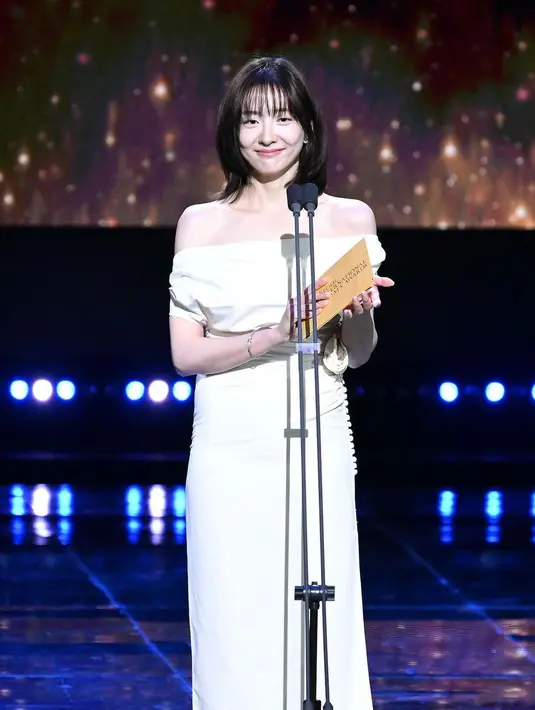 Kemudian Park Ji Hyun dengan off the shoulder dress warna putih yang sederhana. [@jhcapricious].