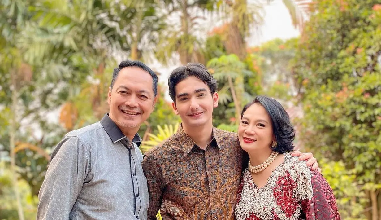 Ia juga bersanding dengan aktor senior, Adipura bersama Dian Nitami. Ketiganya pun kompak melempar senyum kepada kamera. (Instagram @mahdyrez)