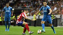 Gelandang Juventus, Cristiano Ronaldo, berusaha melewati bek Atletico Madrid, Kieran Trippier, pada laga ICC di Stadion Solna, Stockholm, Sabtu (10/8). Atletico menang 2-1 atas Juventus. (AFP/Erik Simander)