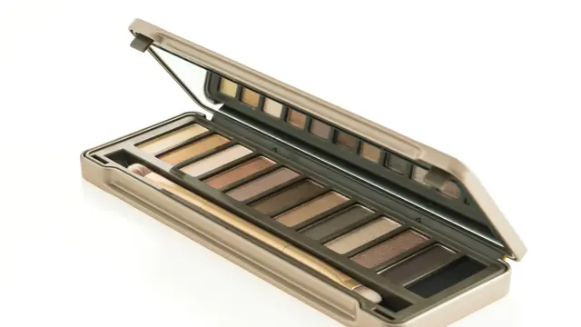 Ide Makeup Elegan dan Bold dengan Soft Smoky Eye Makeup