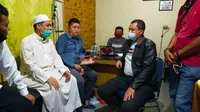 Kapolresta Pekanbaru Komisaris Besar Nandang berbincang dengan imam Masjid Al Falah yang ditusuk ketika berdoa. (Liputan6.com/M Syukur)