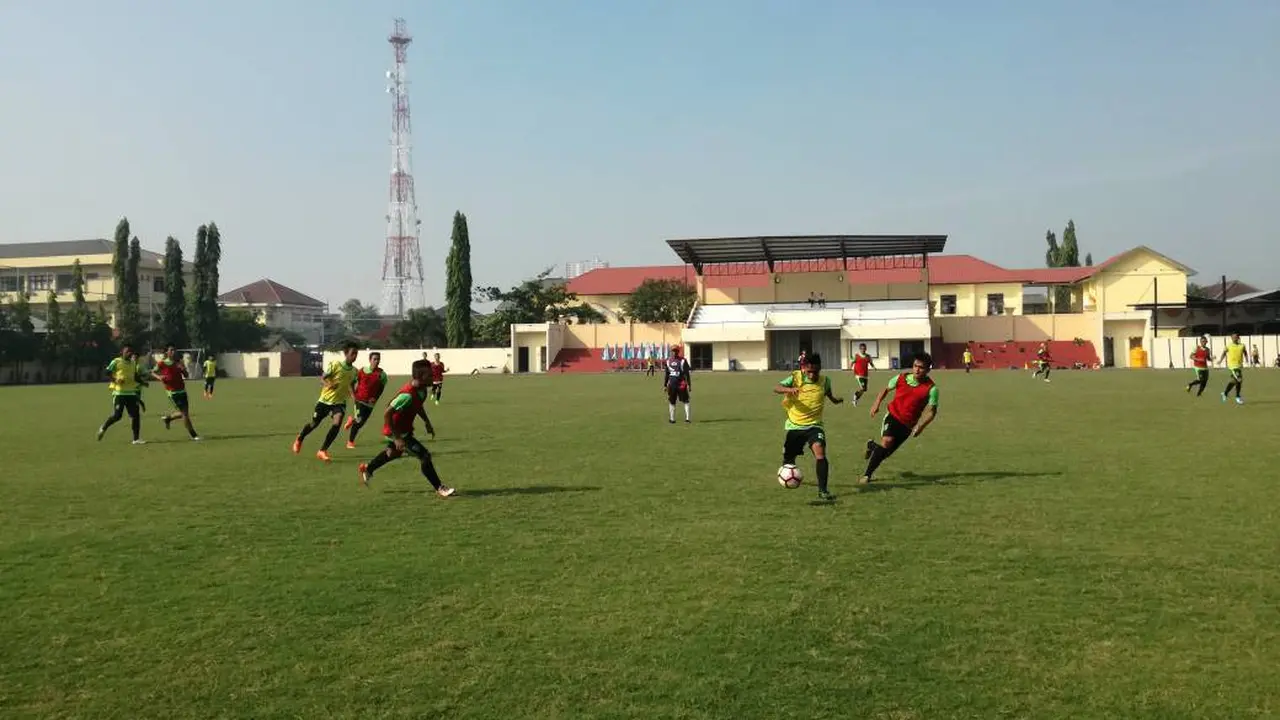 Pemain Persebaya Surabaya berlatih jelang pertandingan melawan PSIM Yogyakarta, Selasa (16/5/2017). (Liputan6.com/Dimas Angga P)