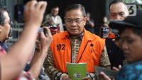 Dalam OTT tersebut, KPK menyita duit tunai sekitar Rp2,6 miliar nan diduga hasil pemerasan, nan ditemukan disimpan dalam karung dan kantong plastik. Tampak dalam foto, Bupati Pati nonaktif, Sudewo, melangkah menuju mobil tahanan usai menjalani pemeriksaan di Gedung Merah Putih Komisi Pemberantasan Korupsi (KPK), Jakarta, Kamis (12/2/2026). (Liputan6.com/Helmi Fithriansyah)