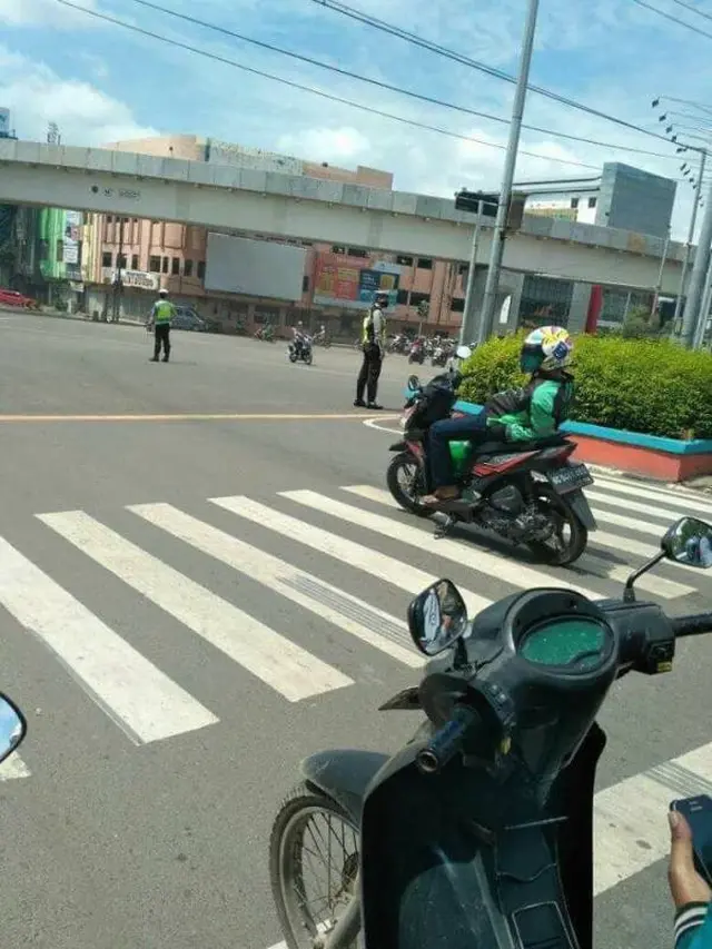 6 Tingkah Orang Indonesia di Zebra Cross Ini Nyeleneh, Jadi Pusat Perhatian