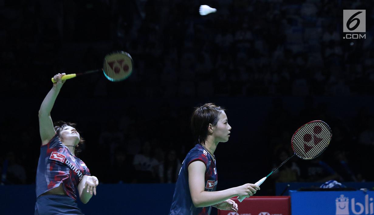 Ganda putri Jepang, Yuki Fukushima/Sayaka Hirota melakukan smesh ke arah Mayu Matsumoto/Wakana Nagahara di Final Indonesia Open 2018 di Istora GBK, Jakarta, Minggu (8/7). Yuki/Sayaka menang 21-14, 16-21, 21-14. (Liputan6.com/Helmi Fithriansyah)