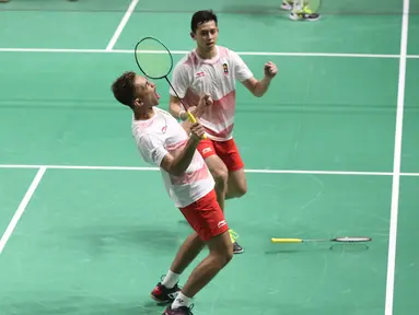 Ganda putra Indonesia, Fajar Alfian/M Rian Ardianto merayakan kemenangan atas pemain Jepang, Takuto Inoue/Yuki Kaneko pada semifinal Bulutangkis Beregu Putra Asian Games 2018 di Jakarta, Selasa (21/8). (Liputan6.com/Helmi Fithriansyah)