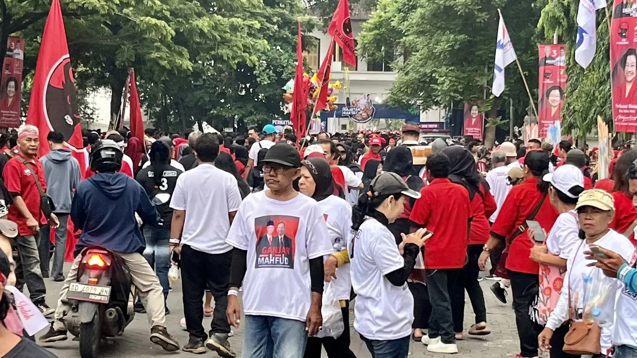Ribuan massa pendukung Ganjar-Mahfud sudah memadati Benteng Vastenburg di Solo.