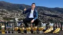 Bintang Real Madrid, Cristiano Ronaldo memamerkan trofi-trofi individu di kampung halamannya Kepulauan Madeira, Portugal, 1 Januari 2018. Ronaldo memamerkan total sekitar 15 trofi individual yang ia raih sebagai pemain terbaik. (Handout/CR7 Media/AFP)