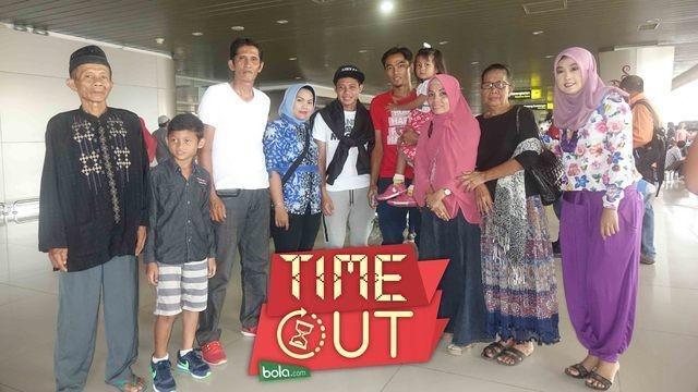 Menjelang keberangkatan ke Spanyol Evan Dimas Darmono terkesan santai. Ia juga baru mengepak barang-barang bawaannya pada Senin (1/2/2016) malam.