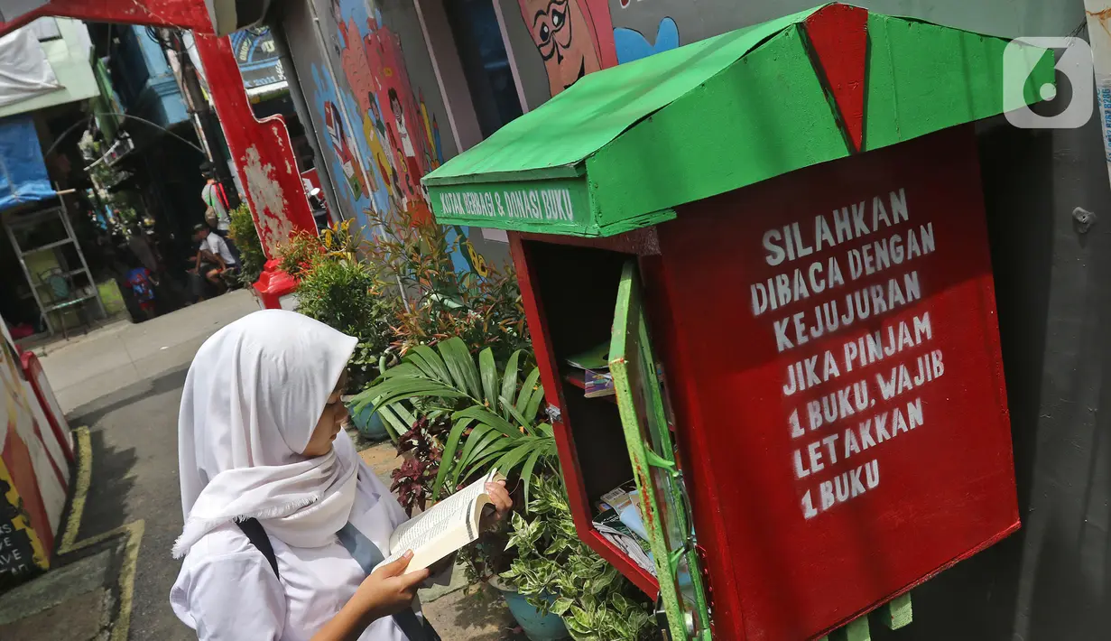 Seorang pelajar membaca buku di Kampung Literasi RW 08, Jatipulo, Palmerah, Jakarta Barat, Kamis (30/1/2020). Kampung Literasi ini memiliki 5 kotak berisi beragam buku yang ada di sejumlah titik, berbekal konsep kejujuran disebar di sepanjang kampung. (Liputan6.com/Herman Zakharia)