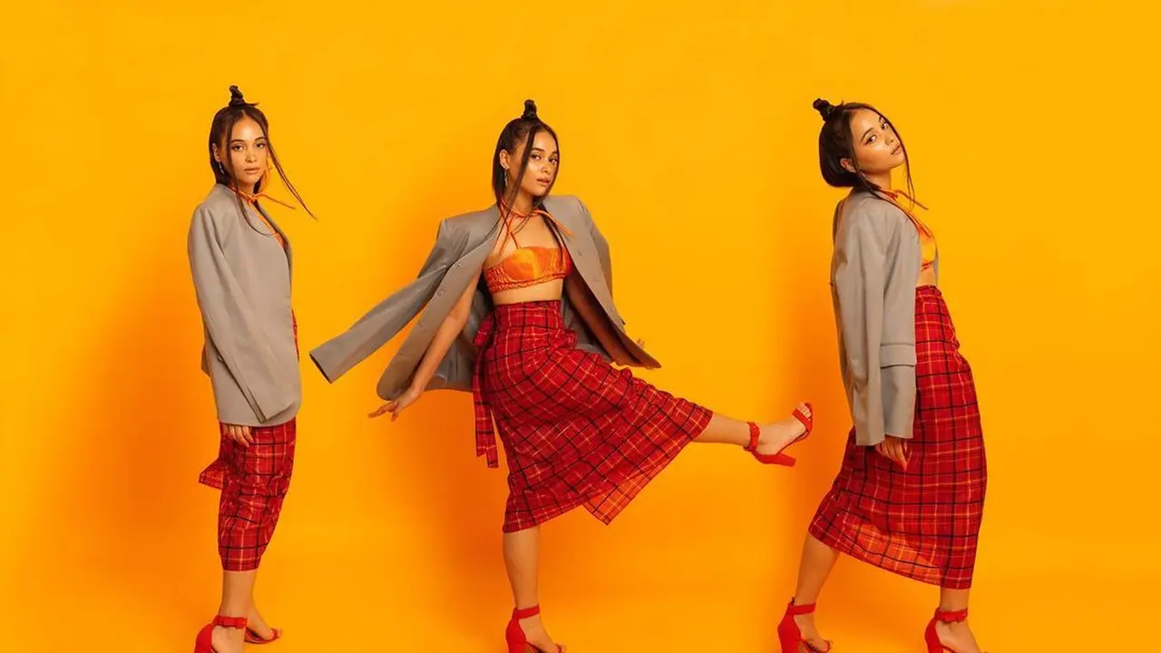 Gaya Pemotretan Aurora Ribero Dengan Nuansa Orange, Tampil Fresh