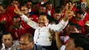Luapan kegembiraan Ketua Umum Partai PKPI Hendropriyono bersama kadernya usai mendengarkan pembacaan putusan di PTUN Jakarta, Rabu (11/4). (Liputan6.com/Arya Manggala)