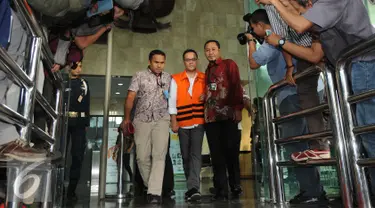 Direktur Utama PT Melati Technofo Indonesia (MTI), Fahmi Darmawansyah dikawal menuju mobil tahanan usai diperiksa di Gedung KPK, Jakarta, Jumat (23/12). Fahmi menjadi tersangka terkait kasus dugaan korupsi Bakamla. (Liputan6.com/Helmi Affandi)