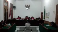 Terdakwa kasus penyerangan yang menewaskan komandan Brigade Pimpinan Pusat Persis ustaz HR Prawoto, Asep Maftuh (45)menjalani sidang perdananya di Pengadilan Negeri (PN) Kelas 1A Bandung