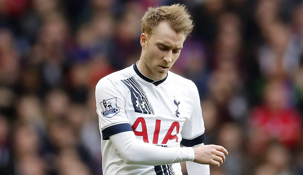 Gelandang Tottenham, Christian Eriksen, kecewa usai takluk dari Crystal Palace. Kekalahan ini merupakan yang pertama setelah dalam delapan laga sebelumnya Spurs tak terkalahkan. (Reuters/Andrew Couldridge)