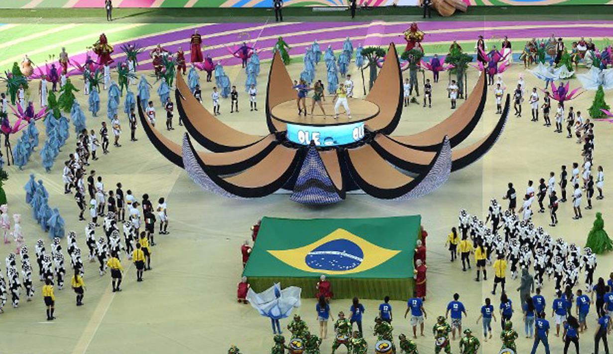 Beragam atraksi ditampilkan dalam seremoni pembukaan Piala Dunia 2014 di Corinthians Arena, Sao Paolo, Brasil, (13/6/2014). (AFP PHOTO/Francois-Xavier Marit)