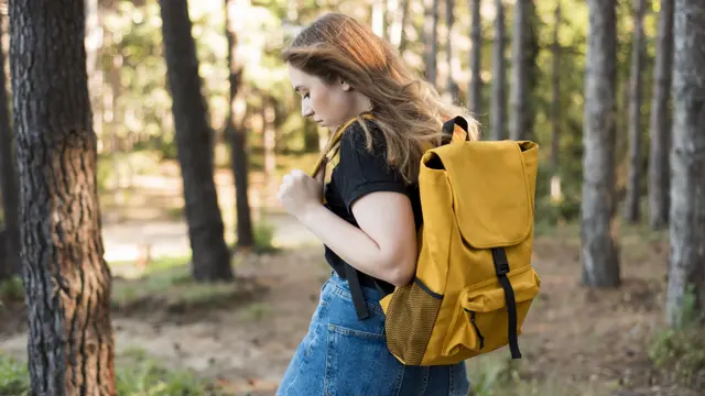 Ilustrasi Wanita Menggunakan Backpack