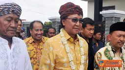Citizen6, Sumenep: MKP Sharif C Sutardjo didampingi Bupati Sumenep menuju tempat acara penyerahan bantuan. (Pengirim: Efrimal Bahri)