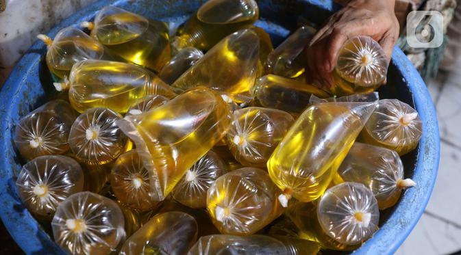 Pedagang tengah menata minyak curah yang dijual di pasar di Kota Tangerang, Banten, Kamis (25/11/2021). Hal ini dilakukan untuk mengantisipasi adanya lonjakan harga di komoditas minyak goreng. (Liputan6.com/Angga Yuniar)