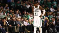 Pebasket Boston Celtics, Kyrie Irving, tampak kecewa usai dikalahkan Milwaukee Bucks pada laga NBA di TD Garden, Boston, Rabu (18/10/2017). Celtics kalah 100-108 dari Bucks. (AFP/Maddie Meyer)