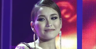 Bagi Ayu Ting Ting lagu adalah sebuah karya yang tak punya korelasi dengan masalah hidupnya.